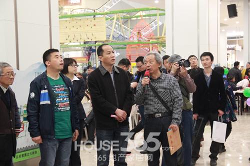 山东省工艺美术协会风筝艺术专业委员会的陈玉林主任解说风筝文化